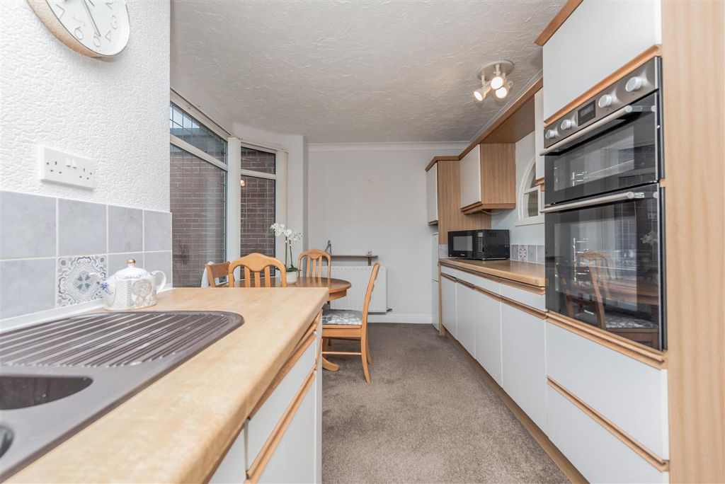 Property photo 3 of 23 Fitted Kitchen / Diner: