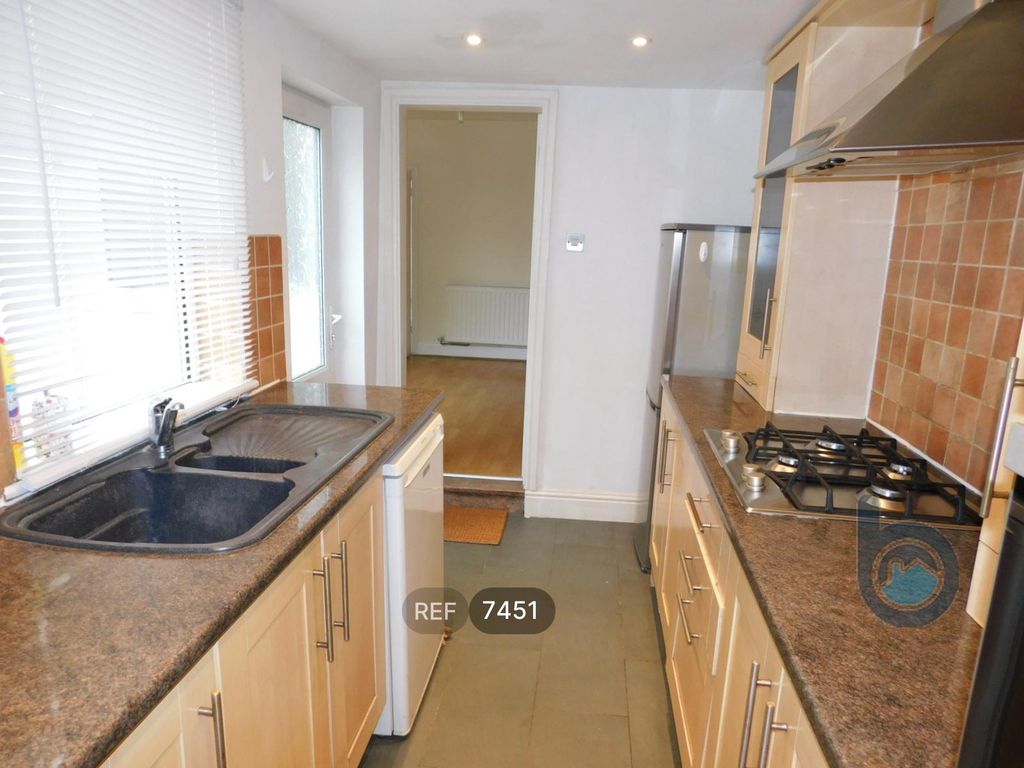 Property photo 3 of 16 Kitchen