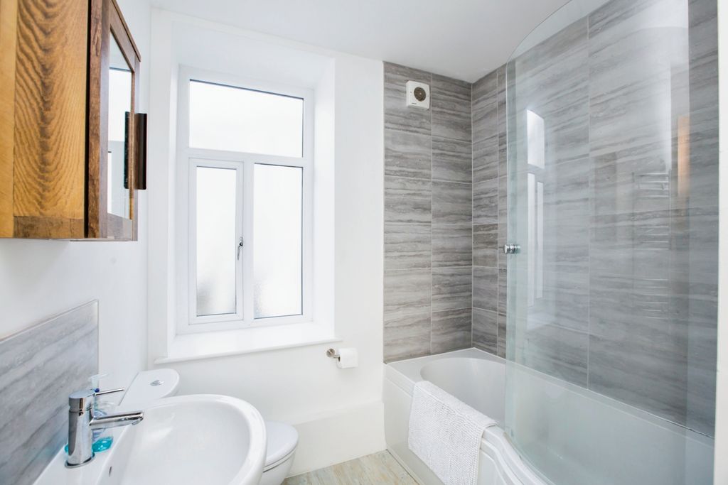 Property photo 3 of 16 Bathroom