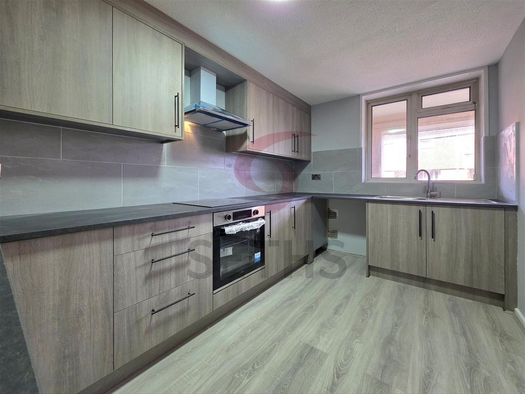 Property photo 3 of 10 Kitchen