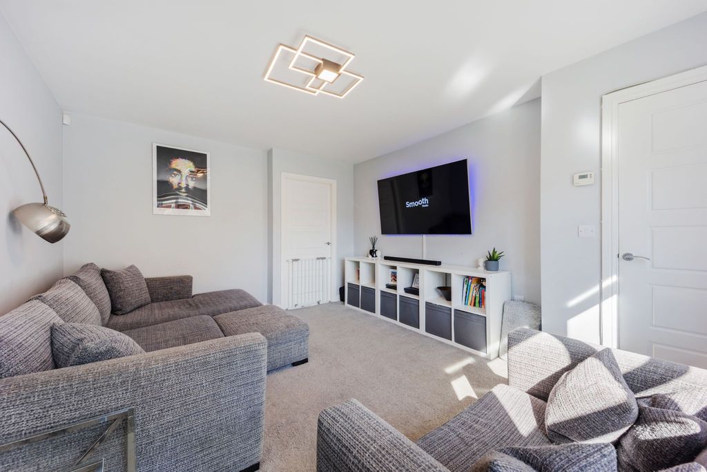 Property photo 2 of 31 Photograph 4