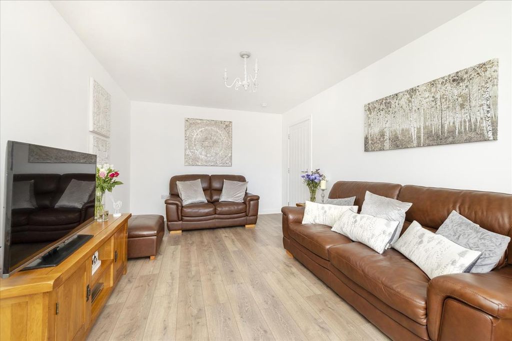 Property photo 3 of 35