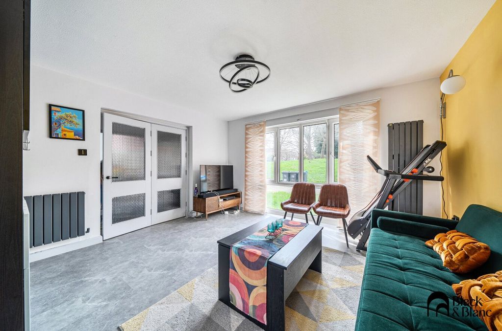 Property photo 2 of 16 Living Room