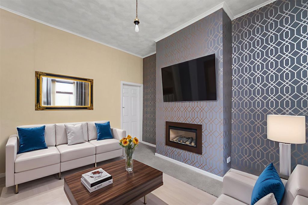 Property photo 2 of 27 Dsc03792 - Living Room - Standard - 1.Jpg