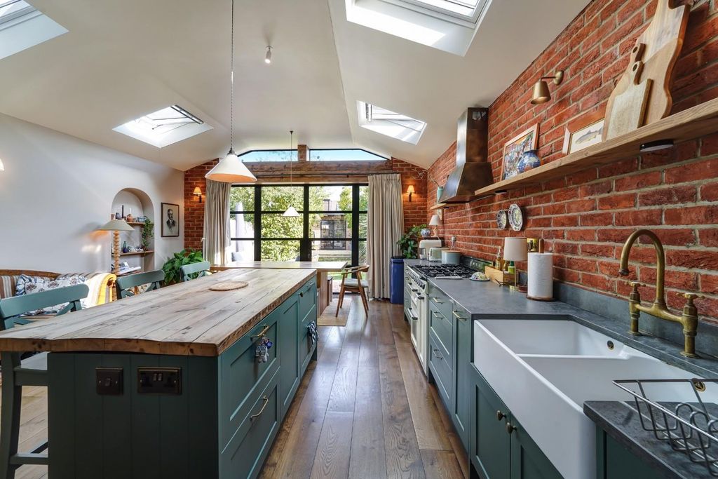 Property photo 3 of 20 Fairford Gardens