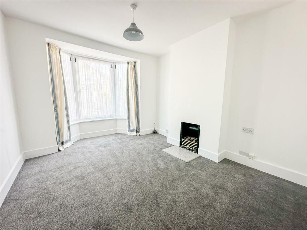 Property photo 3 of 14 Lounge