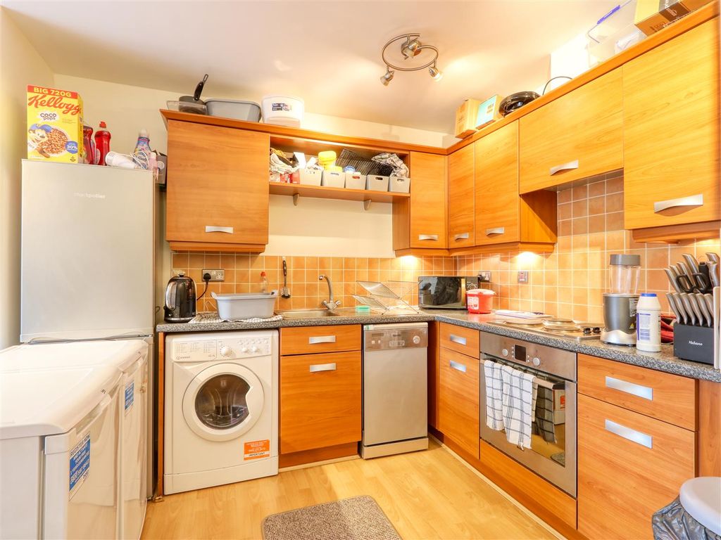 Property photo 3 of 8 Kitchen