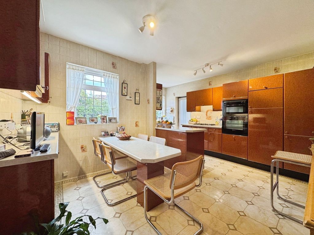 Property photo 3 of 21 Kitchen