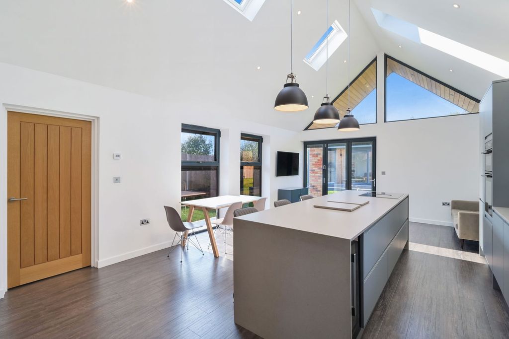 Property photo 3 of 21