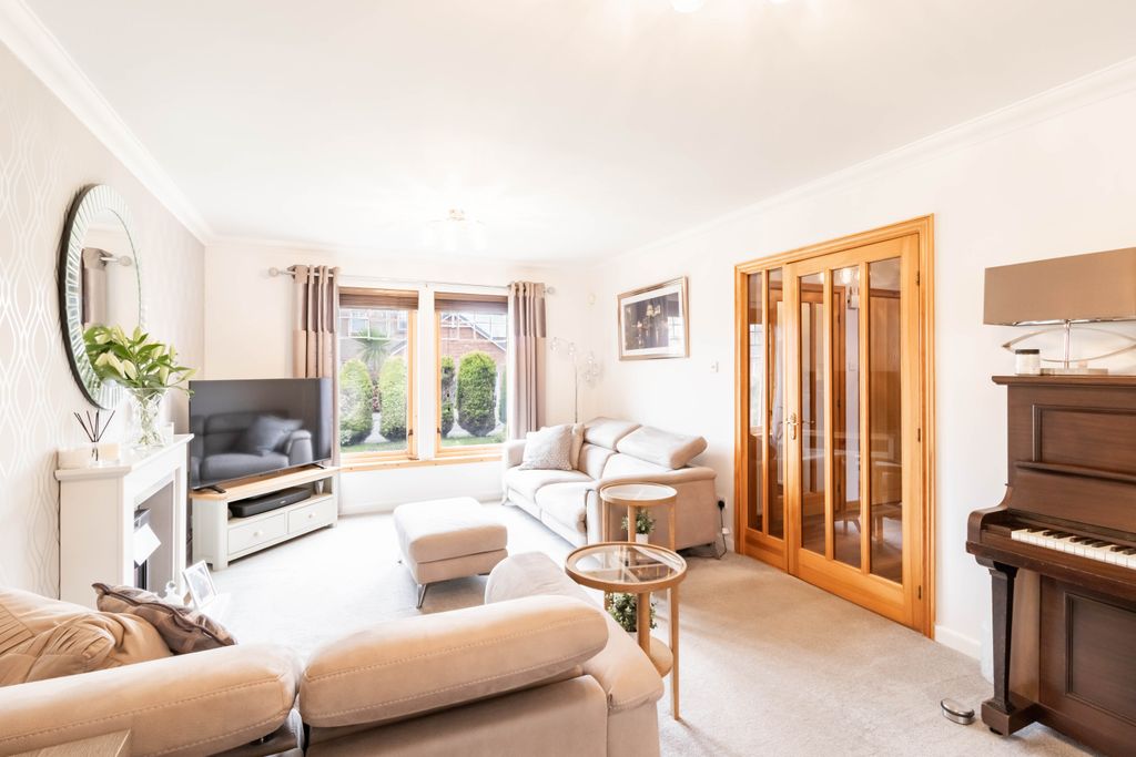 Property photo 2 of 38 Lounge