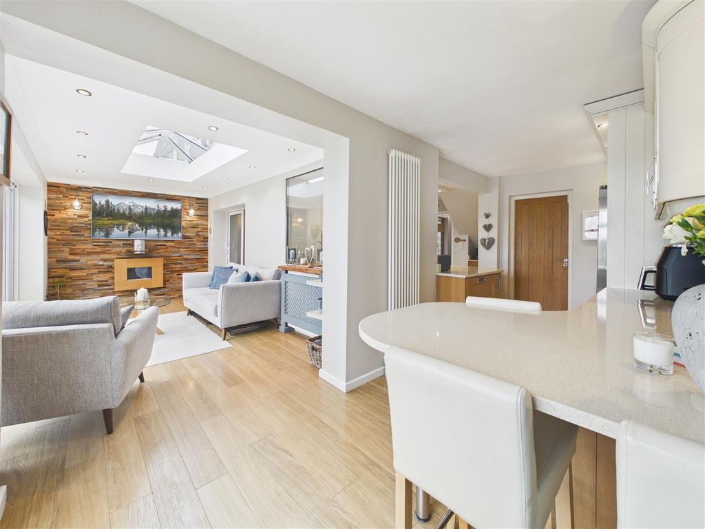 Property photo 3 of 25 Cam05476G0-Pr0127-Still014.Jpg