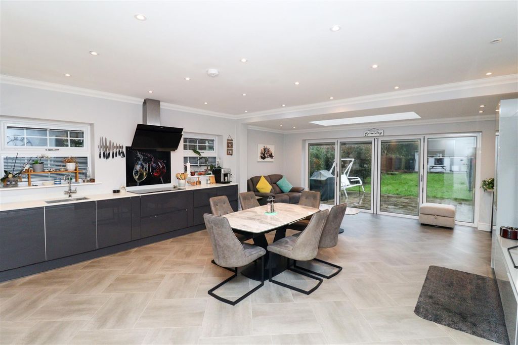 Property photo 2 of 24 Kitchen/Dining Room