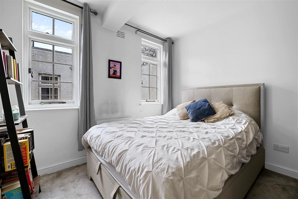 Property photo 2 of 10 223 Holly Lodge Mansions - Bedroom.Jpg