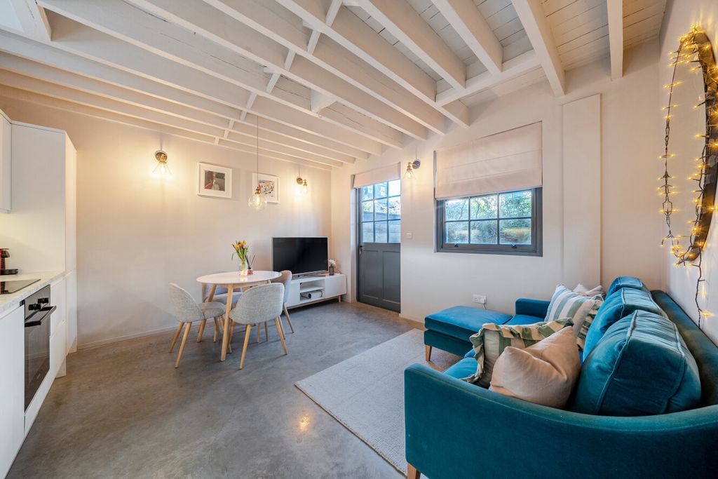 Property photo 1 of 14 1397530-3-696782B...