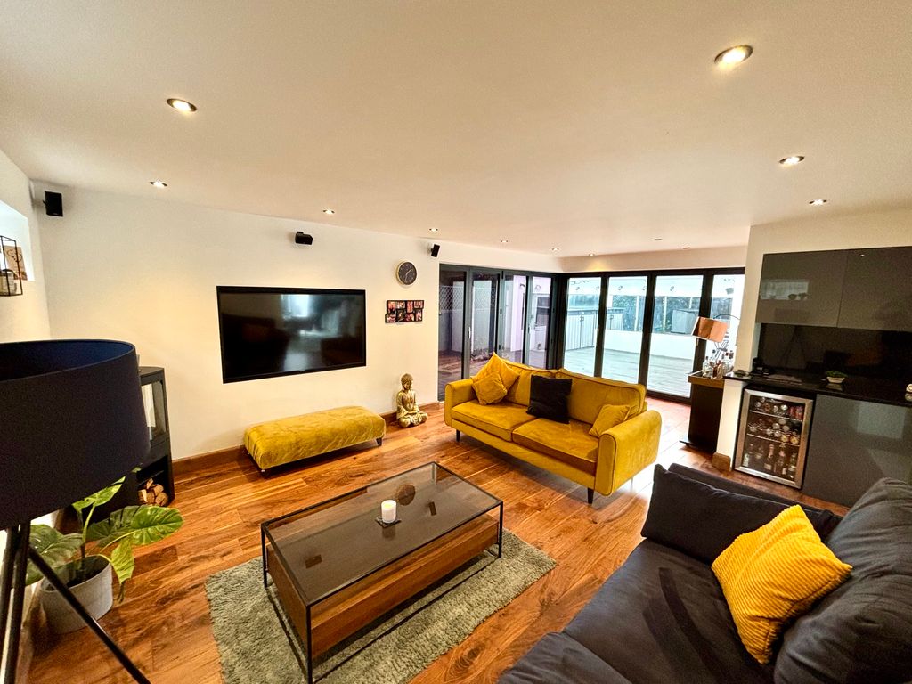 Property photo 3 of 26 Lounge