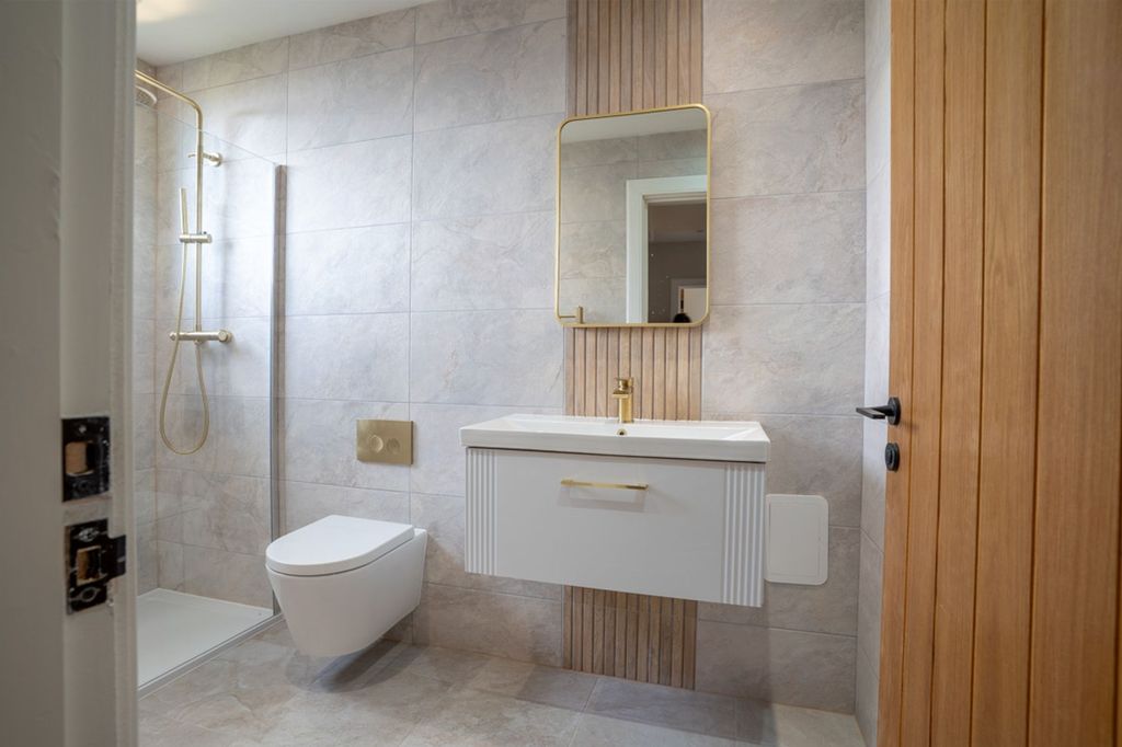 Property photo 1 of 32