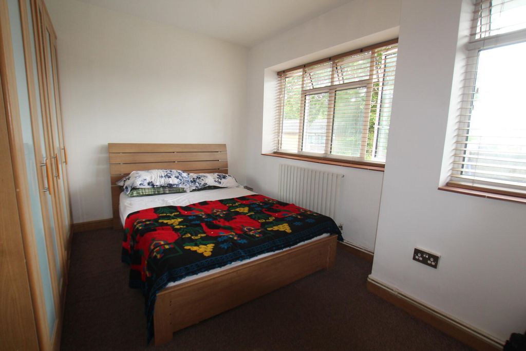 Property photo 3 of 6 Bedroom