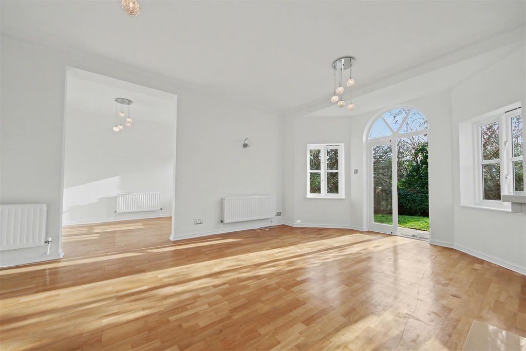 Property photo 3 of 21 Lounge.Jpg