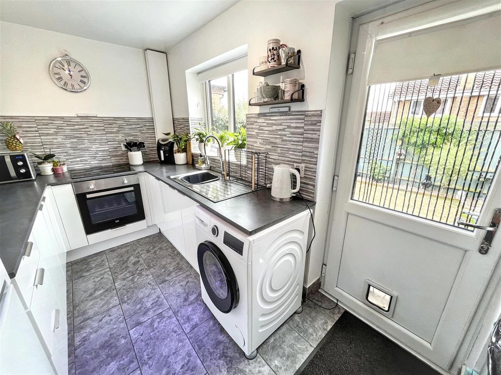 Property photo 3 of 9 20260722181423_20260722-Interior-7-9D61M6C15Coap7D