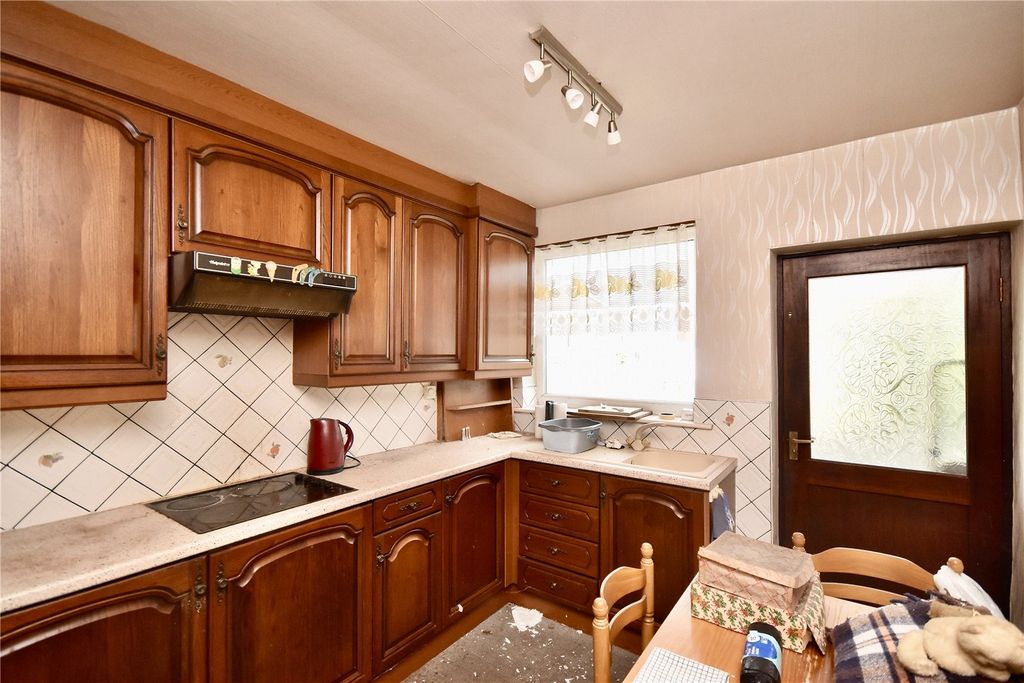 Property photo 3 of 10 Kitchen