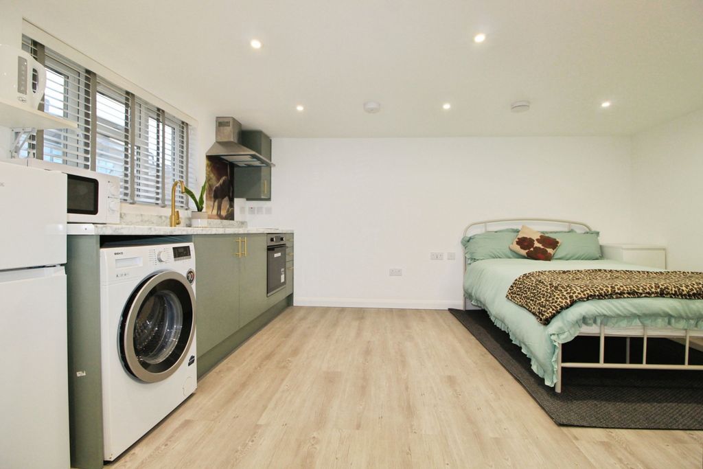 Property photo 1 of 13 Ground Floor Studio Flat To Rent