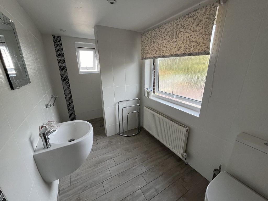 Property photo 2 of 21 Shower Room
