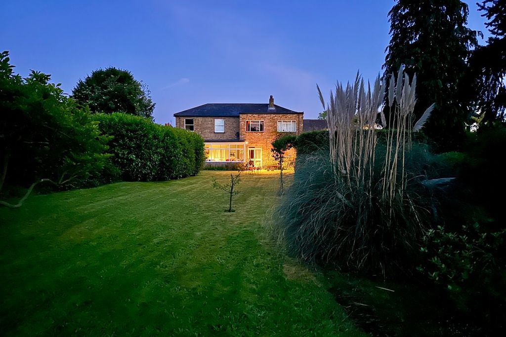 Property photo 2 of 25
