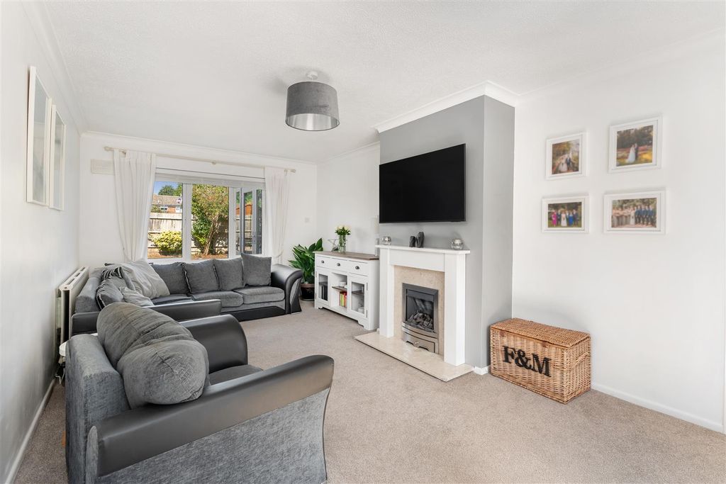 Property photo 2 of 17 4 Sycamore Drive, Banbury-3.Jpg