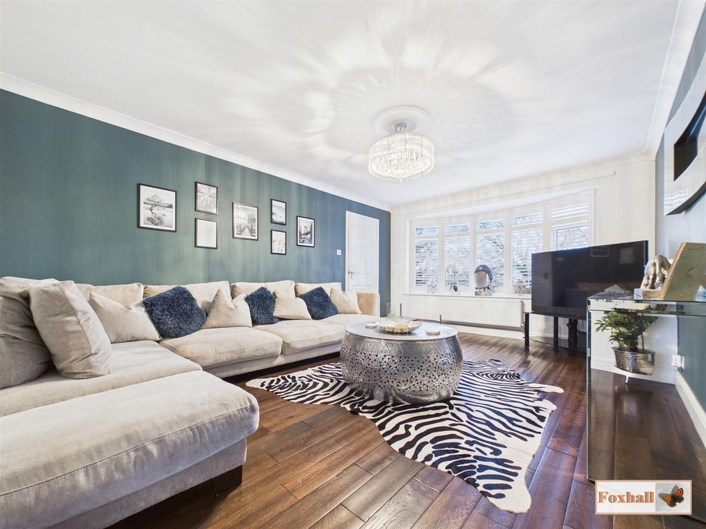 Property photo 2 of 17 Lounge