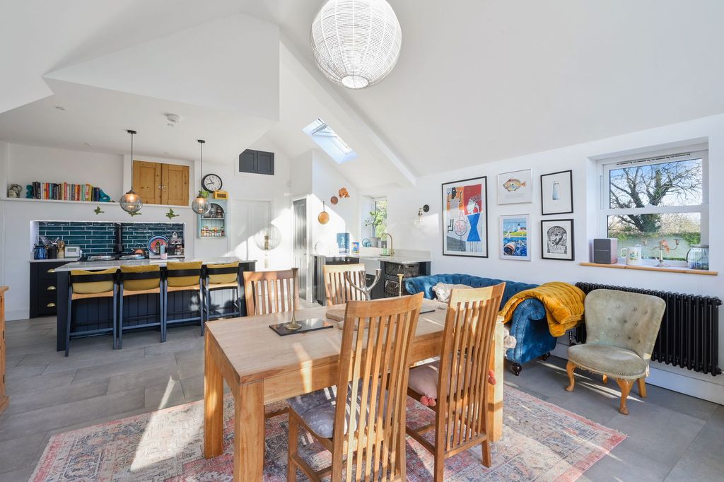 Property photo 3 of 23