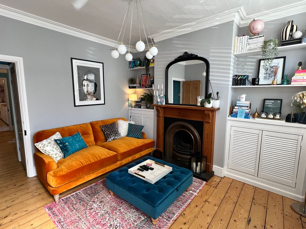 Property photo 3 of 18 1. Lounge