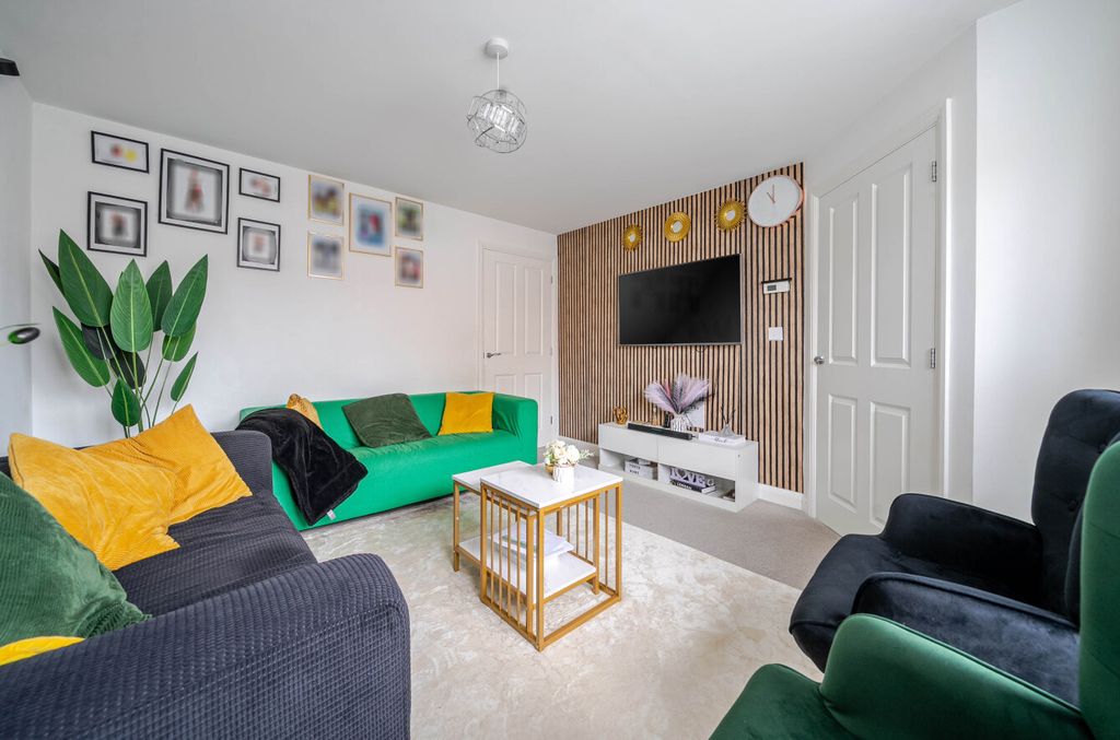 Property photo 2 of 12 1388087-26-693811...