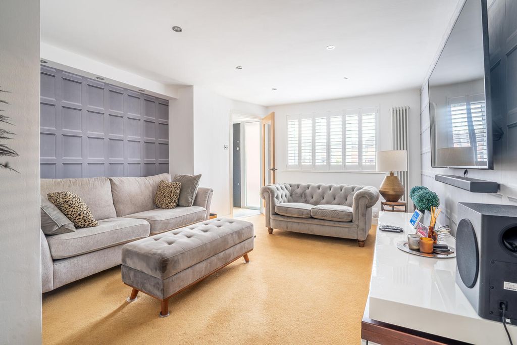 Property photo 2 of 18 Living Room