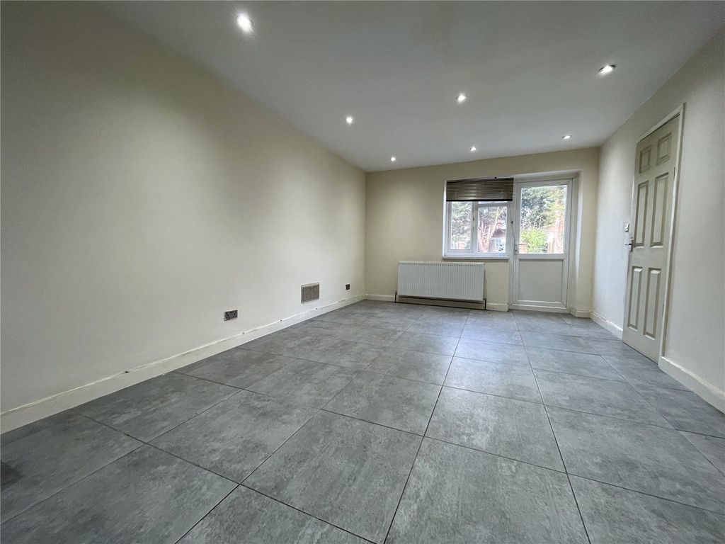 Property photo 2 of 10 Through Lounge