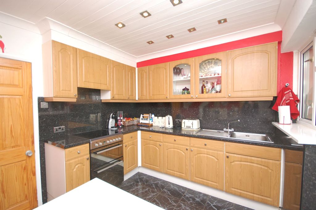 Property photo 3 of 16 Kitchen