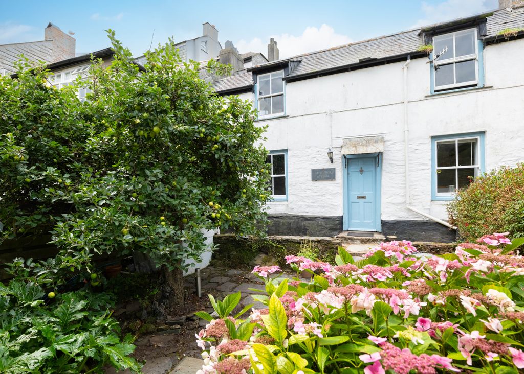 Property photo 1 of 11 Apple Tree Cottage, 17 Church Hill