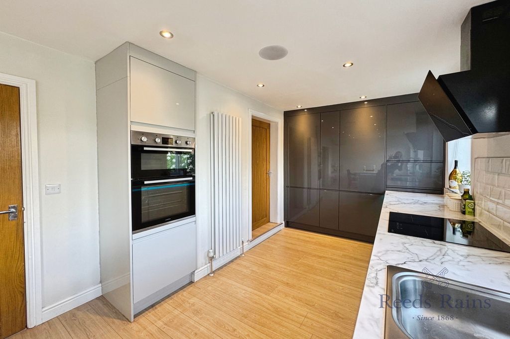 Property photo 2 of 31 Kitchen