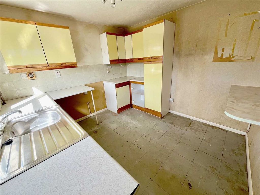 Property photo 3 of 10 Kitchen