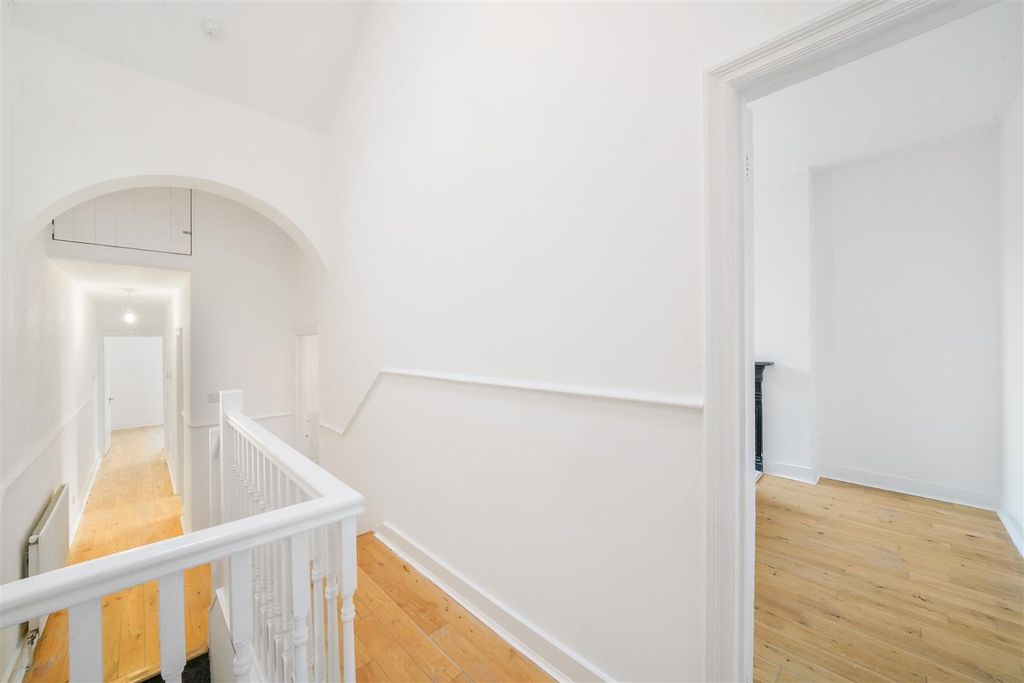 Property photo 3 of 8 Hallway