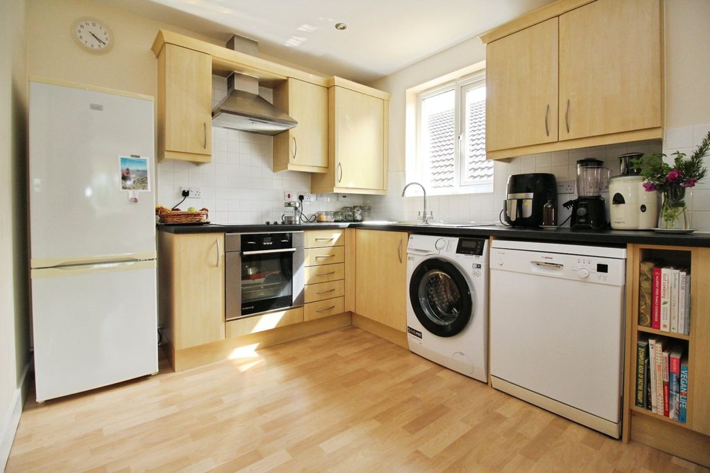 Property photo 3 of 8 Kitchen