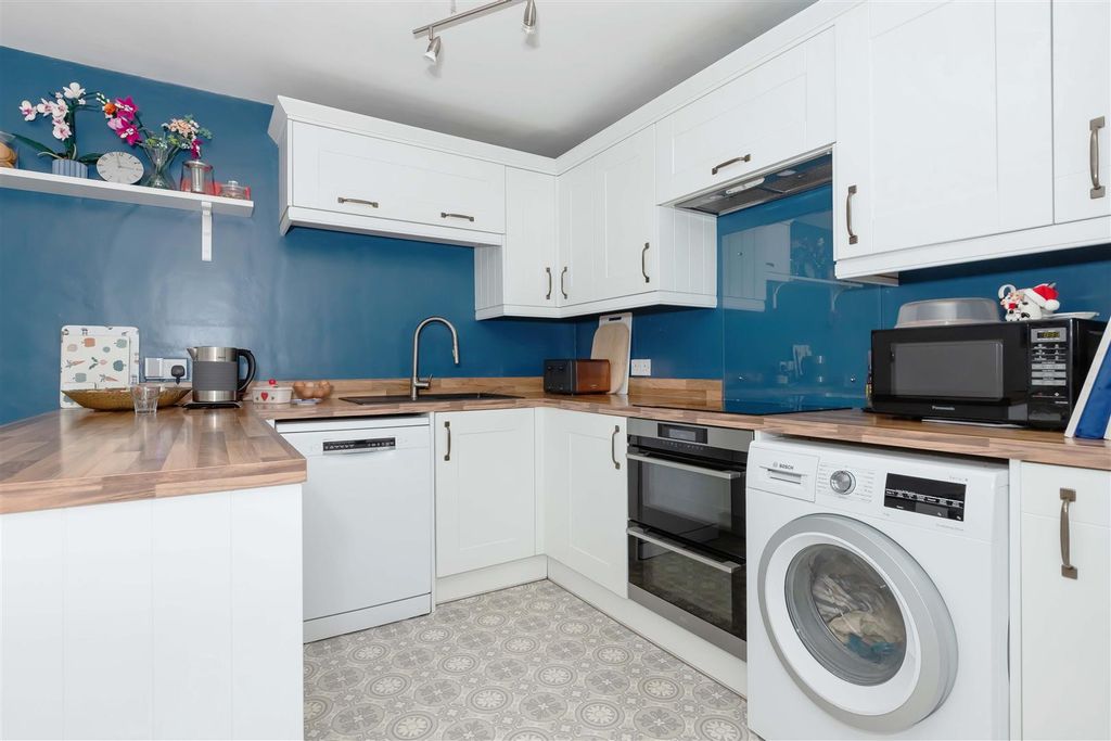 Property photo 2 of 23 Somerset Close_18.Jpg