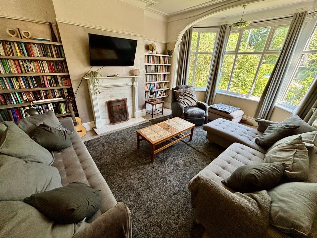 Property photo 2 of 27
