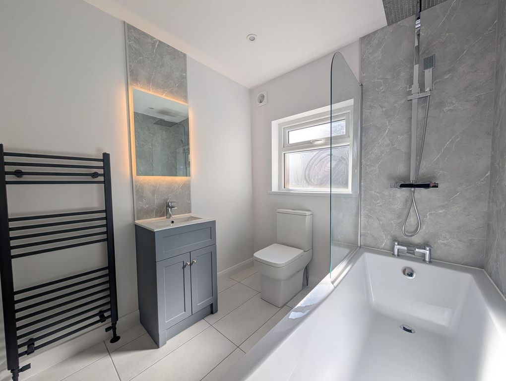 Property photo 3 of 19 Bathroom