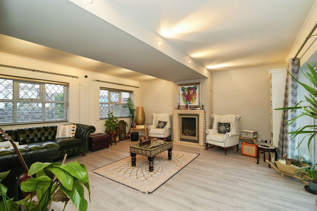 Property photo 2 of 27