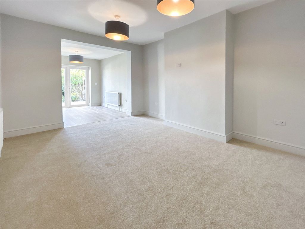 Property photo 3 of 23 Lounge