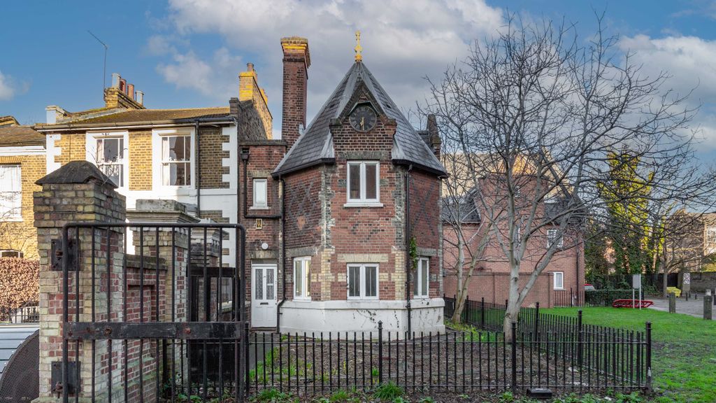 Property photo 1 of 13 24 Madinah Road, Hackney, London, E8 1Pg