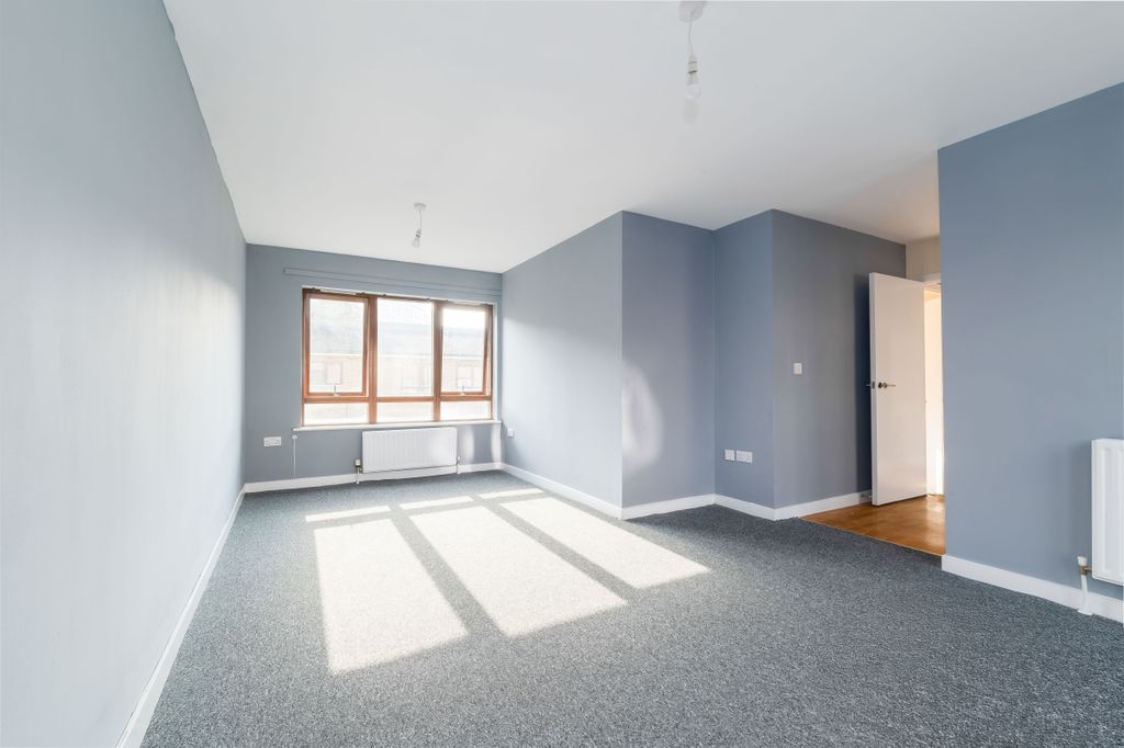 Property photo 1 of 14 Living Room