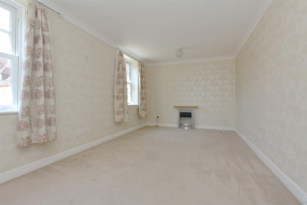 Property photo 2 of 16 164 The Close (11).Jpg