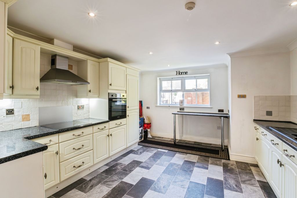 Property photo 1 of 18 Kitchen