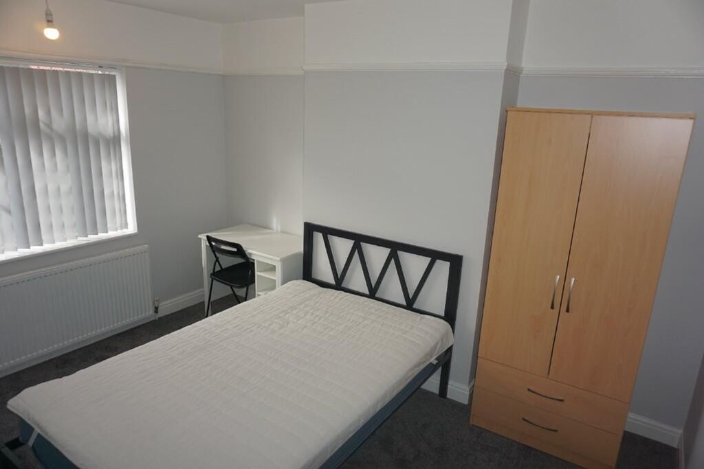 Property photo 2 of 8 A Bright And Tidy Double Bedroom Featuring Ample N...